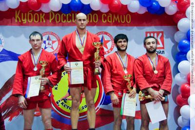 Али Куржев — крайний справа